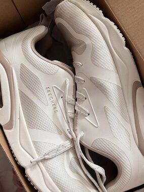 Skechers Cream/White Athletic Sneakers